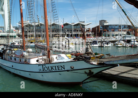 Quais du port de plaisance et commerces à GUNWHARF QUAYS Portsmouth England UK Banque D'Images