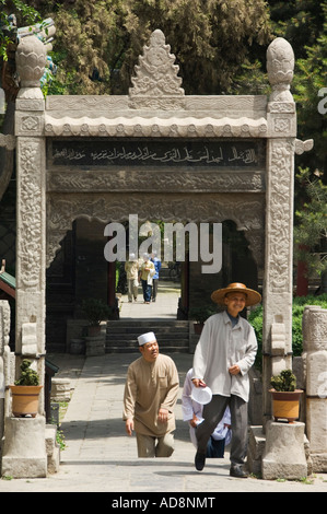 Les hommes passe à prier à la Grande Mosquée Xian Chine Banque D'Images