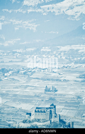 Suisse, Valais, avion survolant ville de Sion, le château de Valère en premier plan Banque D'Images