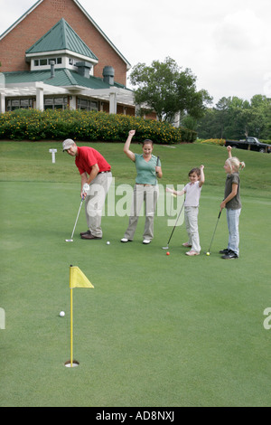 Newport News Virginia, Golf Club à Deer Run, putting green, famille parents parents enfants enfants, AIM, trou, clubhouse, VA070615086 Banque D'Images