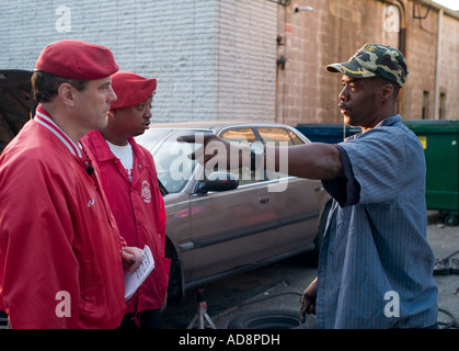 Curtis Sliwa qui a fondé les anges gardiens en 1979 parle à un résident, comme il a créé un chapitre à New Haven dans le Connecticut en 2007 Banque D'Images