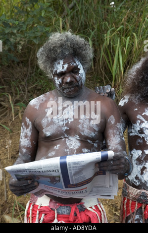 Danseuse autochtone lisant le journal au premier festival personnes Queensland Australie Banque D'Images