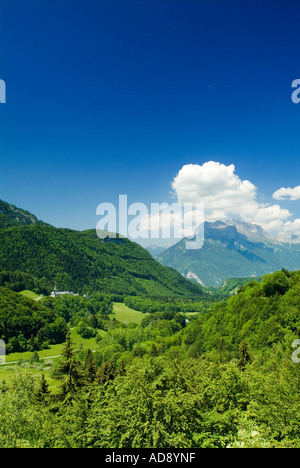 France Savoie vue du fort de Tamié le long de l'Cole de Tamie montrant l'Abbaye Notre Dame de Tamié à moyenne distance Banque D'Images