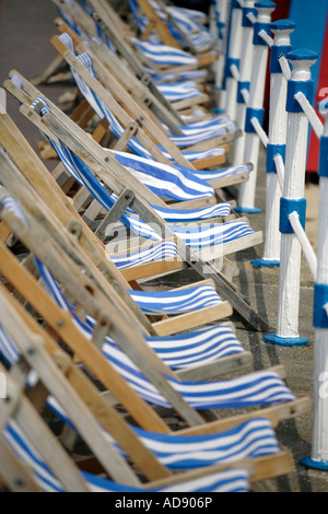 Une rangée de chaises longues sur le front de mer de Weymouth UK Banque D'Images