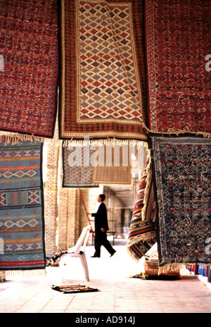 La pendaison tapis géométriques complexes de murs en briques du 14ème siècle, Ouled El Hadef trimestre dans la caravane ville de Tozeur Banque D'Images