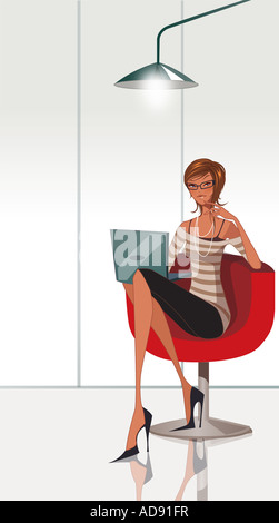 Portrait d'une femme assise sur une chaise de bureau et à l'aide d'un ordinateur portable