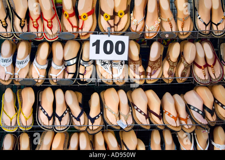 Sandales at market stall, Khao San Road, Bangkok, Thaïlande Banque D'Images