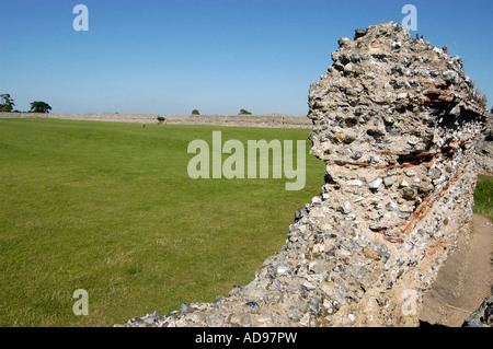 Burgh Castle fortification romaine près de Great Yarmouth Norfolk Banque D'Images