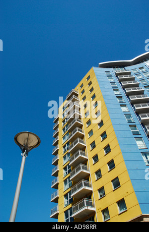 Crown Heights appartement résidentiel développement contre ciel bleu Alencon Link Basingstoke Hampshire Banque D'Images