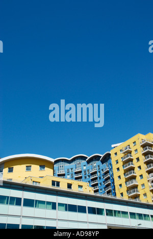 Vue au téléobjectif de Crown Heights appartement résidentiel développement contre ciel bleu Alencon Link Basingstoke Banque D'Images