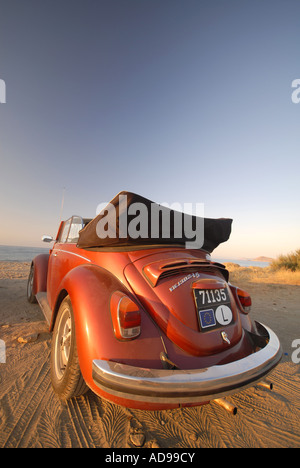 Un 1970 Volkswagen Beetle convertible éclairées par le soleil du soir. Banque D'Images