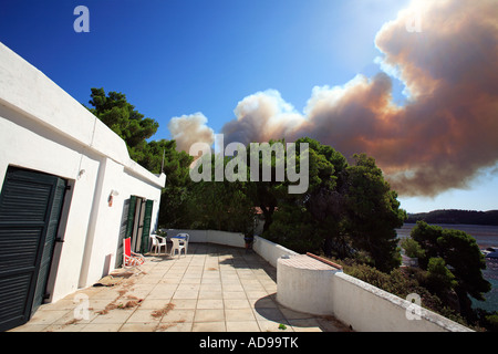 Grèce SPORADES SKIATHOS ISLAND LA LUTTE CONTRE UN INCENDIE DE FORÊT SAUVAGE LE 12 JUILLET 2007 Banque D'Images