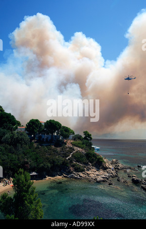 Grèce SPORADES SKIATHOS ISLAND LA LUTTE CONTRE UN INCENDIE DE FORÊT SAUVAGE LE 12 JUILLET 2007 Banque D'Images