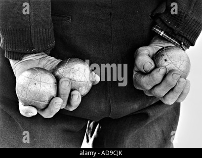 Pas de Photographie de rue M. vieux mains tenant boule balls Banque D'Images