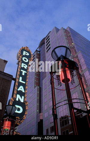 Théâtre Portland signe et l'immeuble centre-ville de Portland Oregon Broadway Banque D'Images