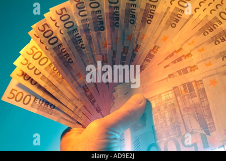 Main pleine avec 500 billets en euros Banque D'Images