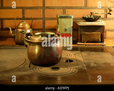 Ancien pot à café en cuivre sur un four Banque D'Images