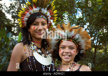 Port Moresby danseurs tribaux traditionnels 2 deux paires couple Dsca 5214 Banque D'Images