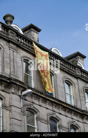 Un lion rampant 'écossais' drapée du drapeau d'un bâtiments à Dundee, Royaume-Uni Banque D'Images