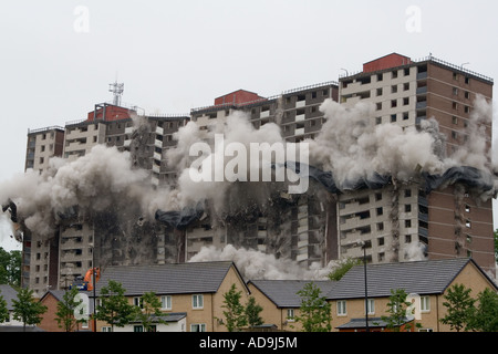 Nuages de poussière engloutir Ardler village après la démolition des explosions contrôlées le dernier bâtiment de plusieurs étages à Dundee, Royaume-Uni Banque D'Images