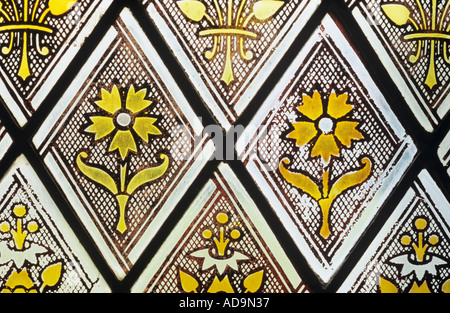Close up de répéter les icônes de fleurs en forme de diamant dans les volets comme utilisé à l'époque victorienne vitraux Banque D'Images