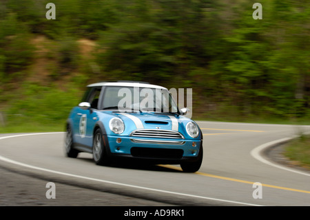 MINI Cooper S sur la Queue du Dragon à Gap Offres Caroline du Nord. Banque D'Images