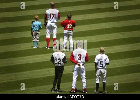 Les joueurs de baseball et les membres de la famille pour une pause lecture sur l'hymne national avant un match à Edison Field à Anaheim Califor Banque D'Images