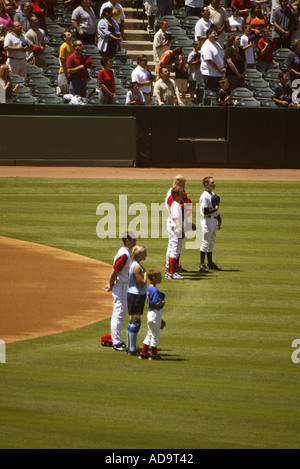 Les joueurs de baseball et les membres de la famille pour une pause lecture sur l'hymne national avant un match à Edison Field à Anaheim Califor Banque D'Images