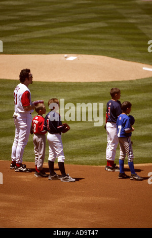 Les joueurs de baseball et les membres de la famille pour une pause lecture sur l'hymne national avant un match à Edison Field à Anaheim Califor Banque D'Images