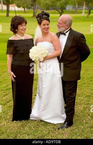 Le jour de son mariage une mariée pose avec ses parents avant de partir pour un mariage catholique officielle à Irvine en Californie Banque D'Images