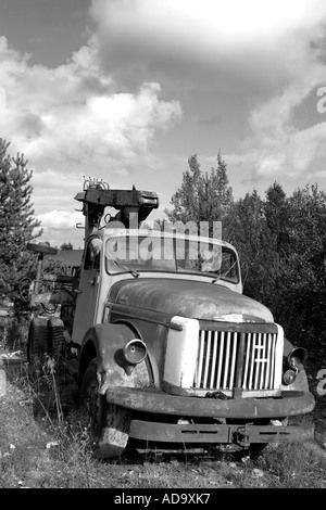 Ancien camion Volvo abandonné à l'arrière-cour , Finlande Banque D'Images