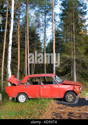 Profil latéral d'un Lada qui a frappé un arbre , Finlande Banque D'Images