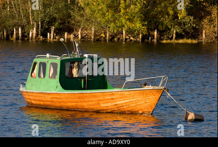 Petit bateau en bois ancrée dans port , Finlande Banque D'Images