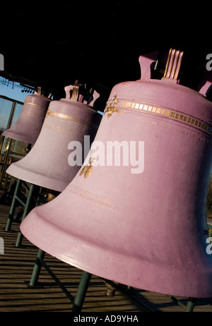 Grandes vieilles cloches métalliques d'église peintes en rose, Finlande Banque D'Images