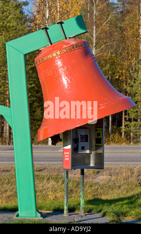 Boîte de téléphone colorée construite sous une ancienne cloche d'église métallique , Finlande Banque D'Images