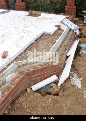 Les matériaux de construction dans les murs en briques et blocs creux travaillent en cours avec des dalles de rez-de-chaussée en polystyrène expansé pour l'isolation thermique dans l'Essex Angleterre Royaume-Uni Banque D'Images