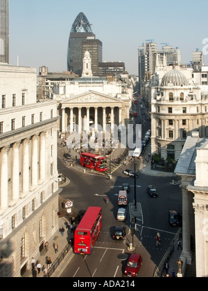 City of London AERIAL Bank Road Junction bus rouges paysage urbain les principaux bâtiments comprennent Royal Exchange et le sommet de la Gherkin Angleterre Royaume-Uni Banque D'Images