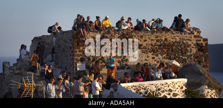 Les touristes attendent le coucher du soleil, la Grèce, Santorin, Oia Banque D'Images