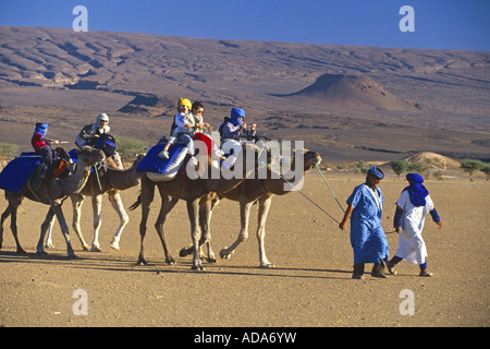 Les touristes sur un chameau dans le sud voyage Marokk, Maroc Banque D'Images