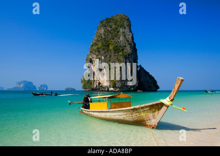 Bateau ancré de craie en arrière-plan Phra Nang Beach Laem Phra Nang Railay Thaïlande Krabi Banque D'Images