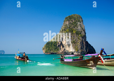 Bateaux ancrés de craie en arrière-plan Phra Nang Beach Laem Phra Nang Railay Thaïlande Krabi un an après le tsunami Banque D'Images