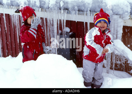 Les enfants inuits jouent dans la neige, Groenland, Ammassalik Angmagssalik,, Ostgroenland, Tunu, Tasiilaq Banque D'Images