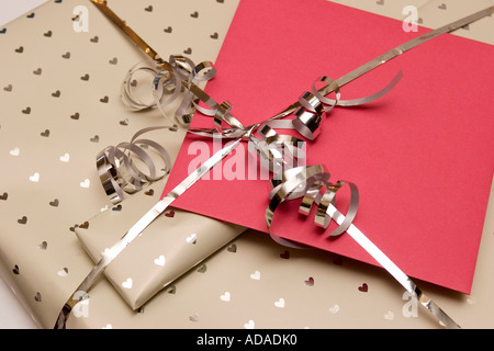 Enveloppé les relations de mariage Banque D'Images