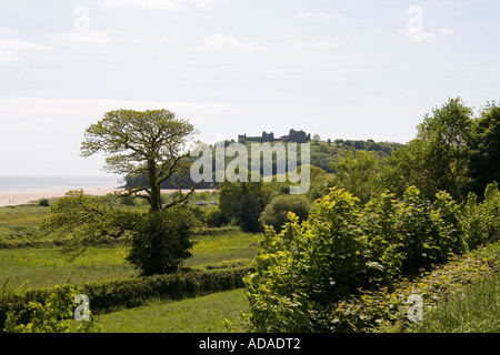 Pays de Galles Carmarthenshire Llanstephan côte vers le château Banque D'Images