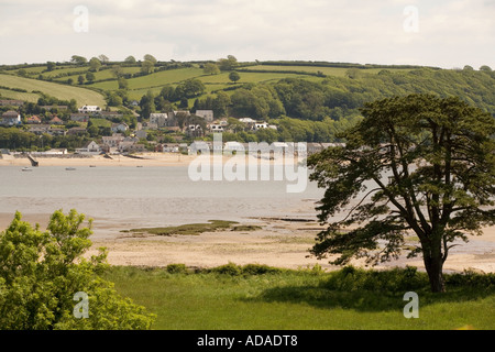 Pays de Galles Carmarthenshire Carmarthen Llanstephan vue de front de mer à travers à Ferryside Banque D'Images