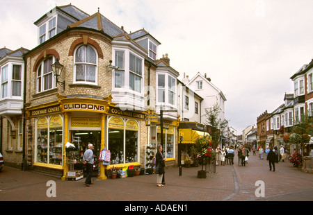 Le centre-ville de Cornwall Devon les gens dans la rue commerçante Banque D'Images
