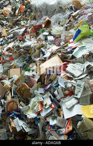 Un tas de papiers divers dans un centre de recyclage traitement attend Banque D'Images