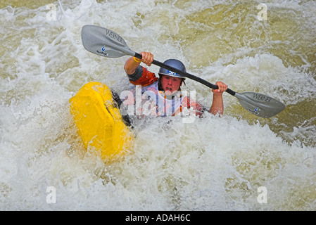 Concurrent au kayak freestyle Eurocup Nottingham Concours Juillet 2005 Banque D'Images