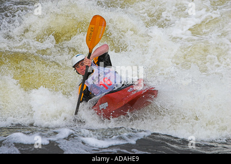 Concurrent au kayak freestyle Eurocup Nottingham Concours Juillet 2005 Banque D'Images