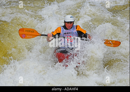 Concurrent au kayak freestyle Eurocup Nottingham Concours Juillet 2005 Banque D'Images